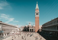 Η Βενετία υποφέρει από «βάρβαρους» τουρίστες που κολυμπούν γυμνοί στα κανάλια και βανδαλίζουν μνημεία