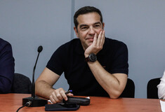 Ο Αλέξης Τσίπρας, χαλαρός, στα γραφεία του ΣΥΡΙΖΑ