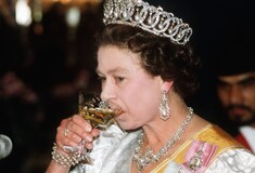 Ο Τομ Χανκς αποκάλυψε το «αγαπημένο κοκτέιλ» της βασίλισσας Ελισάβετ και ποιο ποτό επιλέγει