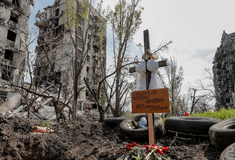 Στη Μαριούπολη ακόμα ψάχνουν νεκρούς για να τους κηδέψουν 