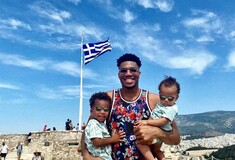 Ο Αντετοκούνμπο σε μία «καθιερωμένη» επίσκεψη στην Ακρόπολη - Αγκαλιά με τους γιους του