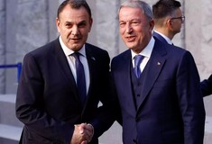 Σύντομη συνομιλία Παναγιωτόπουλου-Ακάρ στο πλαίσιο της συνόδου του ΝΑΤΟ