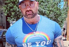 Ο ηθοποιός Dave Bautista τιμά τη λεσβία μαμά του σε ένα εγκάρδιο μήνυμα για τον Μήνα Υπεριφάνειας 