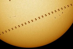 Ο Διεθνής Διαστημικός Σταθμός με φόντο τον ήλιο - «Ένα πέρασμα πιο σύντομο του δευτερολέπτου - Ήμουν τυχερός» 