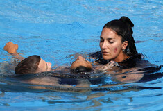 Παγκόσμιο πρωτάθλημα υγρού στίβου: Αθλήτρια λιποθύμησε στην πισίνα, έπεσε στο νερό η προπονήτριά της