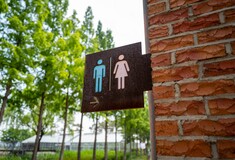 Ένα σχολείο σταματά τους διαχωρισμούς των φύλων στις τουαλέτες 