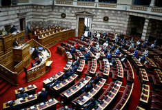 Ανέβηκαν οι τόνοι στη Βουλή: Αντιπαράθεση Βαρουφάκη - Πλεύρη και Σκουρλέτη 