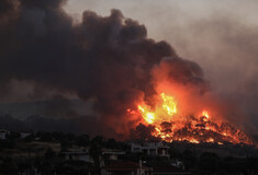 Σε εξέλιξη πυρκαγιά σε υπαίθριο χώρο στο Αιγάλεω - Κοντά στο αμαξοστάσιο του δήμου Αθηναίων