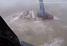 Δραματικές εικόνες από τη βύθιση πλοίου ανοιχτά του Χονγκ Κονγκ - Φόβοι για δεκάδες νεκρούς