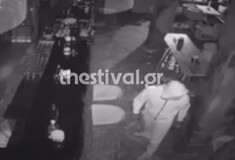 Η στιγμή της ληστείας σε μπαρ της Θεσσαλονίκης- Ξήλωσαν το χρηματοκιβώτιο, λεία 15.000 ευρώ 