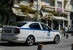 Σέρρες: Γονείς άφησαν τα παιδιά τους στο αυτοκίνητο και πήγαν για σουβλάκια -Τα βρήκαν σχεδόν ημιλιπόθυμα αστυνομικοί 