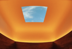 Ο James Turrell δημιούργησε μια ακόμα καθηλωτική εγκατάσταση στην πλαγιά ενός βουνού