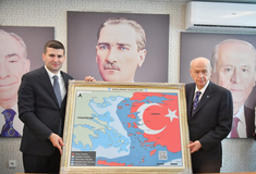 Εταίρος του Ερντογάν ποζάρει με προκλητικό χάρτη κατά της Ελλάδας - Το μισό Αιγαίο και η Κρήτη τμήμα της Τουρκίας
