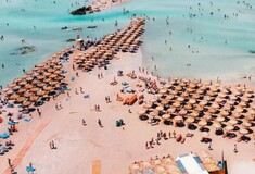 Αντιδράσεις για τις δεκάδες ξαπλώστρες σε παραλία στο Ελαφονήσι – Τι απάντα ο δήμος Κισσάμου