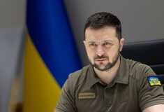 Ο Βολοντίμιρ Ζελένσκι με την ουκρανική σημαία πίσω του