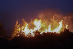 SOS Λέκκα για την Πεντέλη: Εξαιρετικά δύσκολη πυρκαγιά – Εκατοντάδες μικροεστίες από τις καύτρες και τους ανέμους