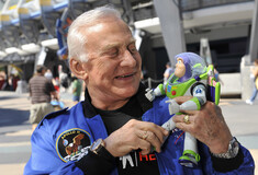 Ο θρυλικός αστροναύτης Μπαζ Όλντριν βγάζει δημοπρασία ρούχα και προσωπικά του αντικείμενα
