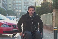 «Σε έχουν δυσκολέψει ποτέ;»: Ο Αντώνης Τσαπατάκης προσπαθεί (μάταια) να κινηθεί με αναπηρικό αμαξίδιο