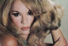 Έλληνες και ξένοι ηθοποιοί, πασίγνωστοι από τις ελληνικές ταινίες, το θέατρο και την τηλεόραση, ποζάρουν ως μοντέλα σε παλαιές διαφημίσεις