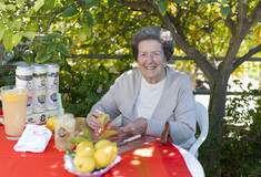 Αναψυκτικά Gia...giamas: Με έναν ξεχωριστό διαγωνισμό, γνωρίστε τη γιαγιά Μαρίκα και τις παραδοσιακές συνταγές της