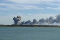 Ισχυρές εκρήξεις σε ρωσική αεροπορική βάση στην Κριμαία - Διαψεύδει ουκρανική επίθεση η Μόσχα