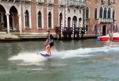 Βενετία: Οργή για τους τουρίστες που κάνουν σέρφινγκ στο Grand Canal - «Δωρεάν γεύμα σε όποιον τους βρει»