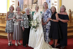 Ένα νυφικό, οκτώ γάμοι: Οι νύφες μιας οικογένειας παντρεύονται εδώ και 72 χρόνια με το ίδιο κλασικό σατέν φόρεμα 