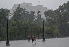 Κακοκαιρία- Αττική: Έκλεισαν δρόμοι, έπεσαν δέντρα- Επιδείνωση αύριο και μεθαύριο