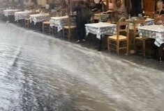 «Ποτάμια» τα στενά στο Μοναστηράκι κατά τη χθεσινή καταιγίδα - Το βίντεο τουρίστριας