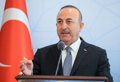 Ο Μεβλούτ Τσαβούσογλου, έχοντας δίπλα την τουρκική σημαία