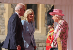 Η βασίλισσα Ελισάβετ με τον Τζο και την Τζιλ Μπάιντεν