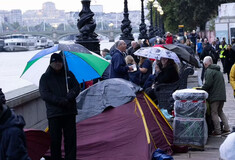 Με σκηνές και καρεκλάκια: Ουρές χιλιομέτρων για το τελευταίο «αντίο» στη βασίλισσα Ελισάβετ