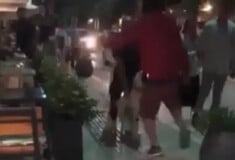 Άνδρας κλωτσά σκύλο στον δρόμο
