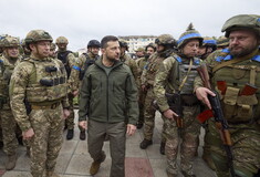 Επίσκεψη-έκπληξη του Ζελένσκι σε πόλη που απελευθερώθηκε από τους Ρώσους: «Πολύ σοκαριστική η κατάσταση»