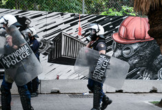 Εξάρχεια: Εν μέσω έντασης απομακρύνθηκε το άγαλμα από την πλατεία λόγω έργων του μετρό - Τρεις συλλήψεις