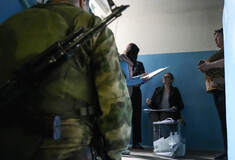 Ουκρανία: Πόρτα-πόρτα οπλισμένοι στρατιώτες ζητούν από πολίτες να ψηφίσουν στο δημοψήφισμα