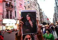 38 μέρες απομόνωσης και καταδίκη σε 99 μαστιγώματα: Η ποιήτρια που το έσκασε από το Ιράν για να σωθεί
