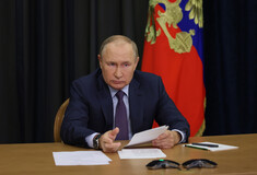 Ο Βλαντίμιρ Πούτιν καθιστός σε τραπέζι