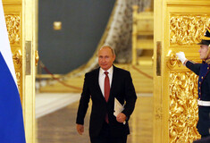 Ο Βλαντίμιρ Πούτιν περνά χρυσή πόρτα στο Κρεμλίνο
