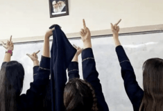 Ιράν: Η επανάσταση των γυναικών περνά στα σχολεία, μαθήτριες βγάζουν τις χιτζάμπ στις τάξεις