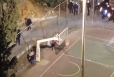 Εξάρχεια: O Σύλλογος Γονέων 36ου Δημοτικού Σχολείου Αθηνών καταγγέλλει τον άγριο ξυλοδαρμό γονιού από αστυνομικούς