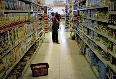 «Καλάθι» 50 προϊόντων χωρίς ανατιμήσεις- Τι συμφώνησαν κυβέρνηση και σούπερ μάρκετ