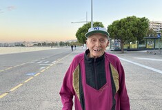 Είναι σχεδόν 100 ετών και περπατάει καθημερινά 4χλμ