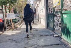 Γυναίκα τρέχει στο Ιράν