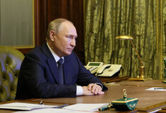 Ο Βλαντίμιρ Πούτιν κάθεται σε τραπέζι