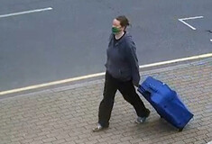 Κατηγορούμενη για φόνο εθεάθη να σέρνει βαλίτσα με to αποκεφαλισμένο πτώμα φίλης της στους δρόμους του Λονδίνου για δυο ώρες