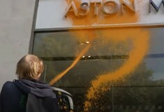 Λονδίνο: Ακτιβιστής για το κλίμα έριξε μπογιά την βιτρίνα της Aston Martin