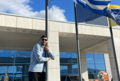 Ο Ενές Καντέρ με την ελληνική σημαία