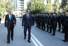 Θεοδωρικάκος και Μητσοτάκης με αστυνομικούς