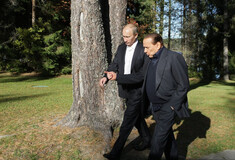 Ο Πούτιν και ο Μπερλουσκόνι περπατούν σε δάσος